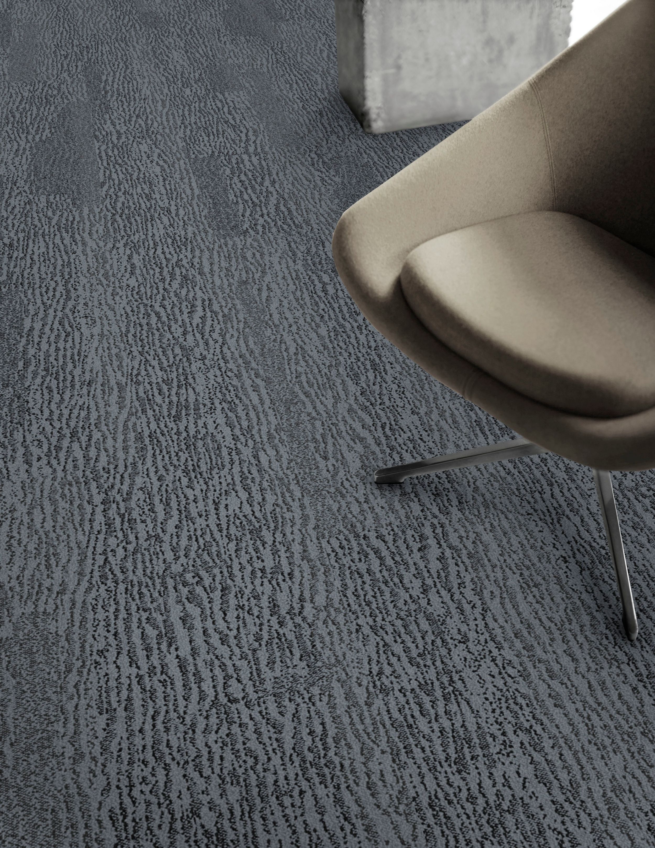 Detail of Interface Velvet Bark carpet tile with chair imagen número 3